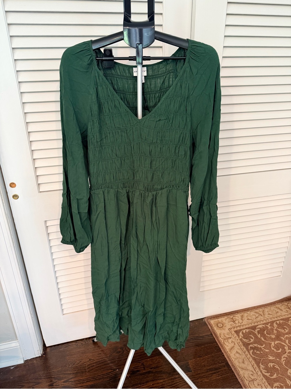 Green Smocked V-Neck Midi Dress Ava Viv. NWT. - Picture 3 of 5